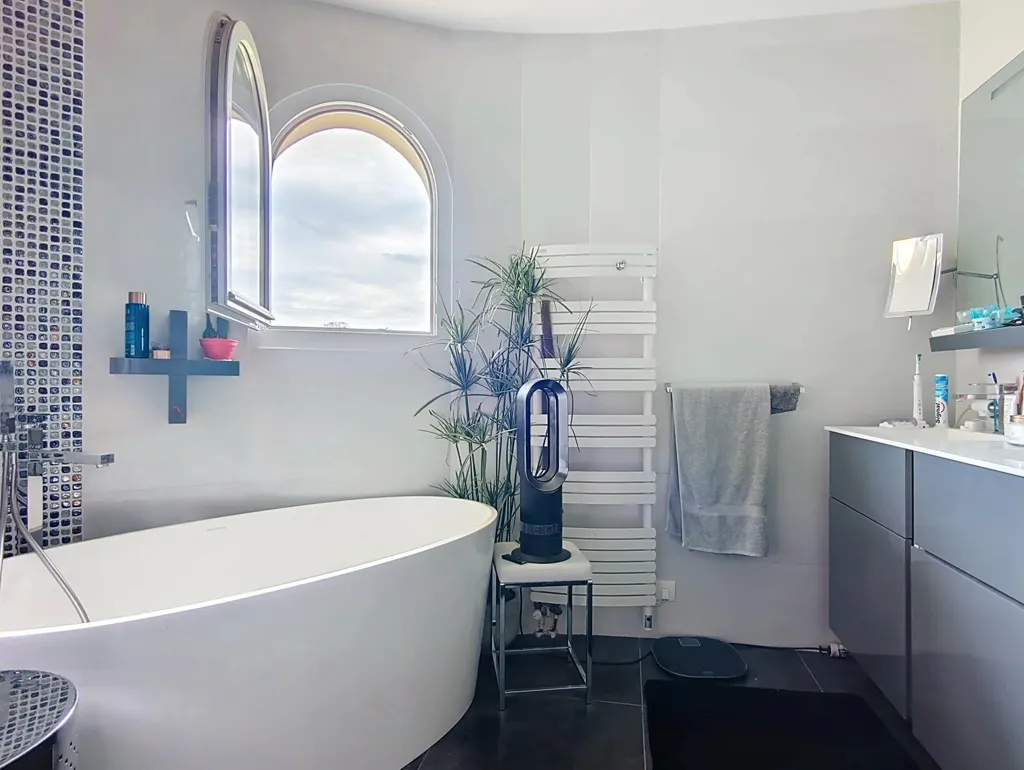 Bathrooms - Villa with Pool in Vienne Heights