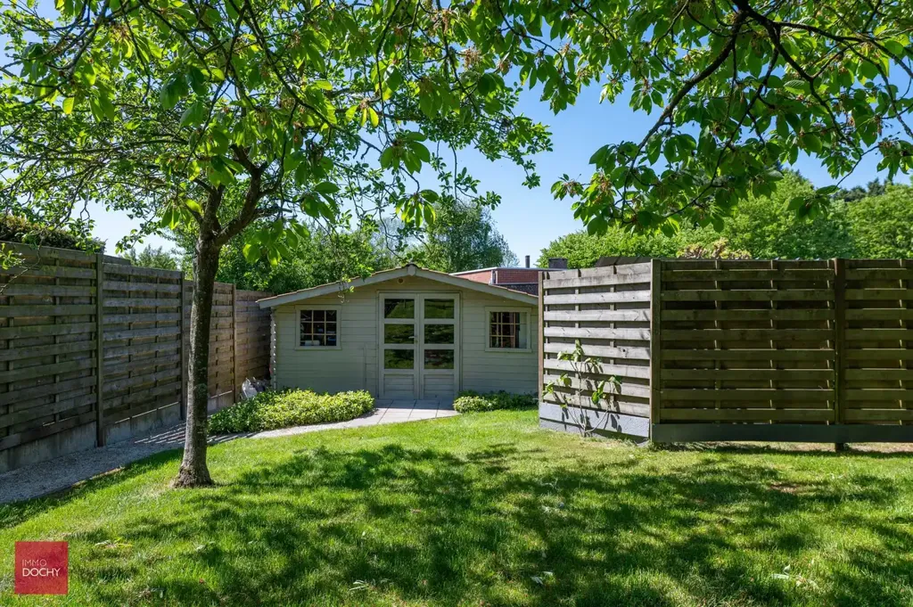 Aed - Spacious Villa with Indoor Pool in Suburb