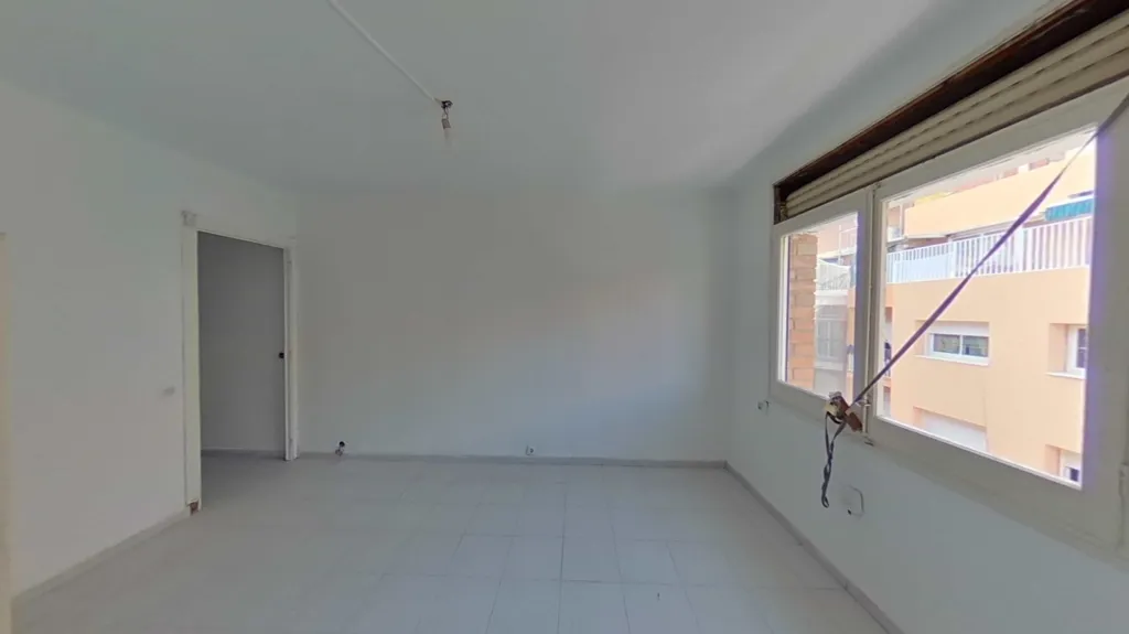 Pièces - Apartment with Balcony for Renovation in Centre