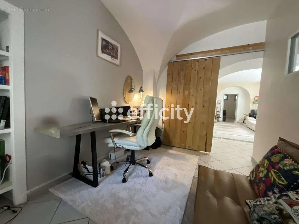 Kabinet - Atypical 4-Piece Apartment in Privas Centre
