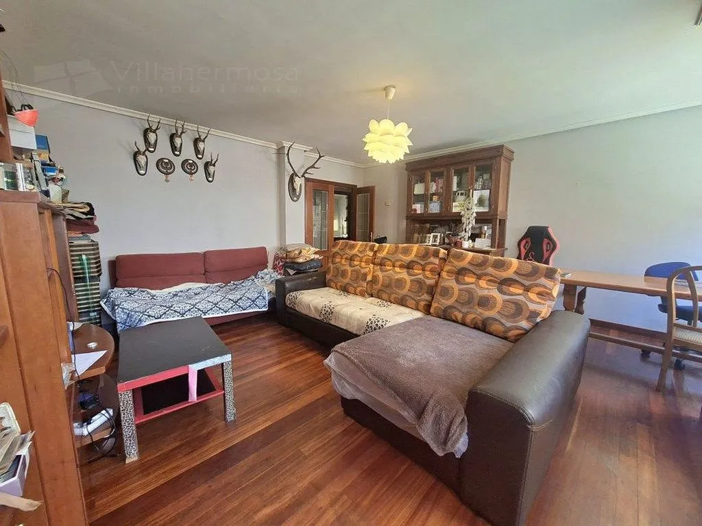 Elutuba - Spacious Apartment with Balconies in Central Location