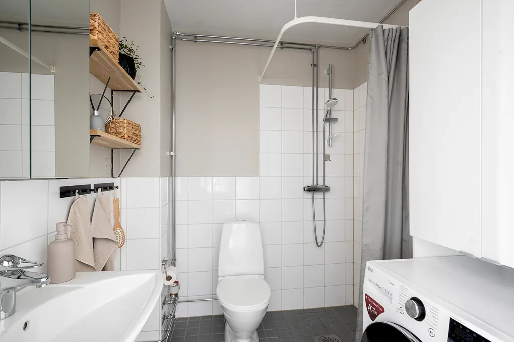 Bathrooms - Modern Apartment with Balcony in Gimonäs