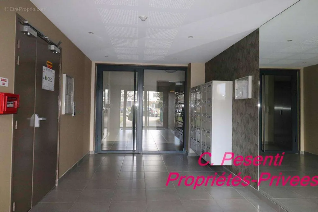 Ingresso - 2-Bedroom Apartment with Balcony in Montévrain