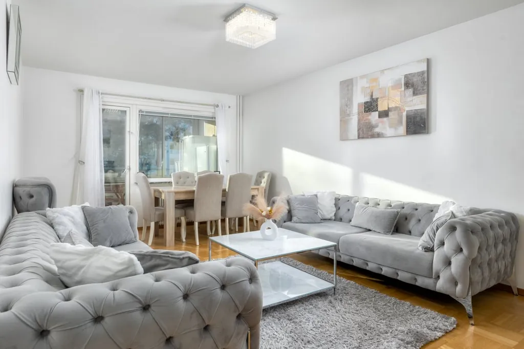 Séjour - Spacious Apartment with French Balcony in Blombacka