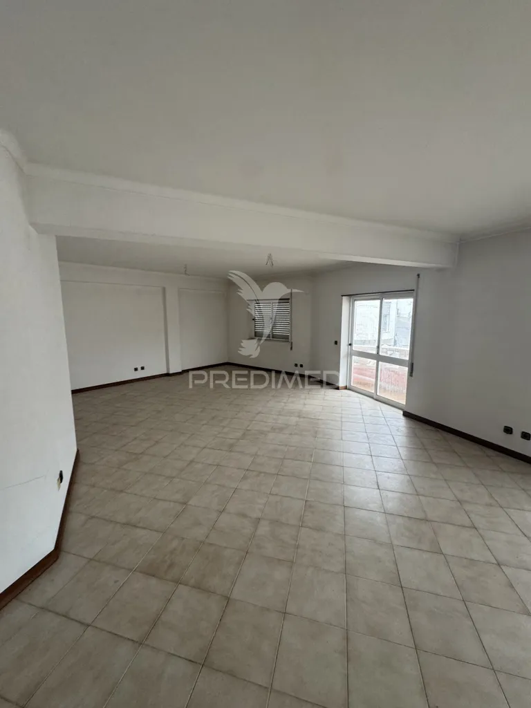 Séjour - Office with Conversion Potential in Porto de Mós