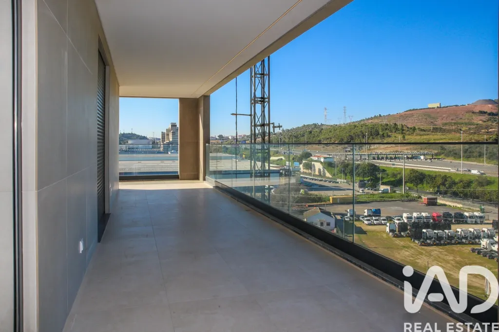 Balcon - T2 Apartment with River View in Alverca