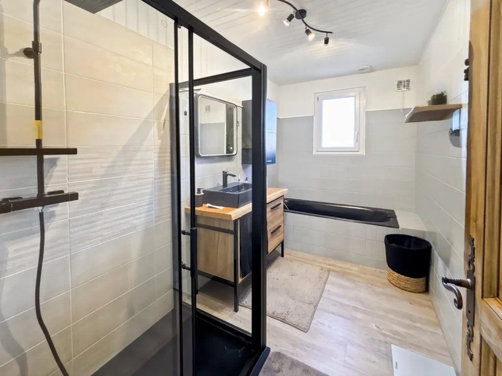 Salles de bain - Maison 4 Chambres avec Terrasse à Arnage