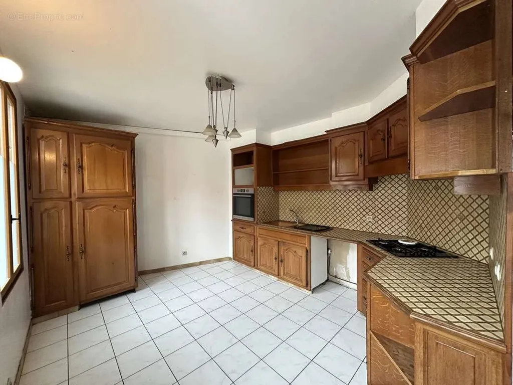 Cuisine - Bungalow de plain-pied avec cour à Harbonnières