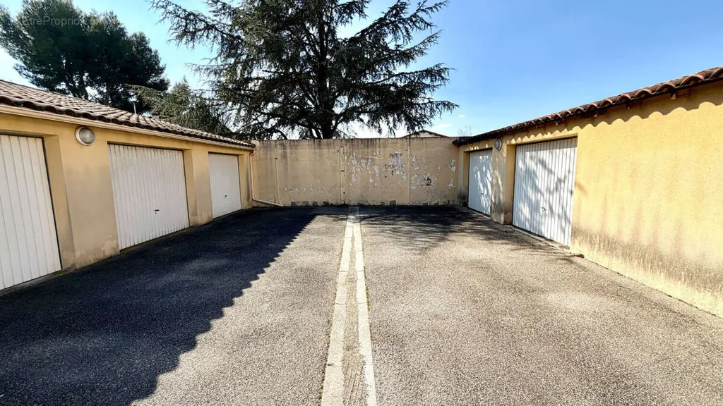 Välivaade - Office Space with Parking in Carpentras Extra Muros
