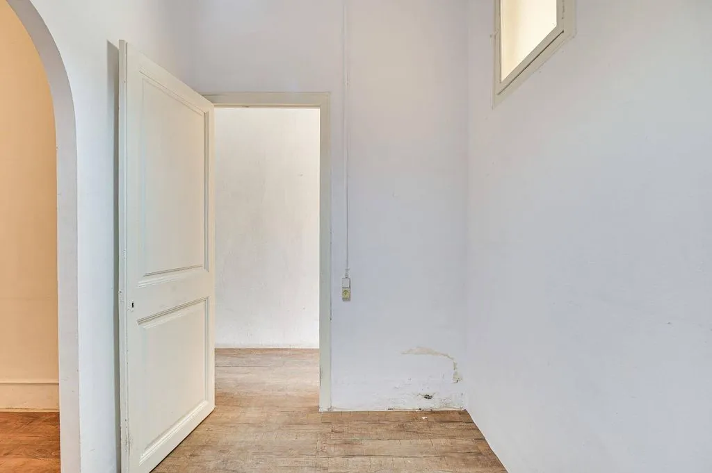 Esik - Luxury Apartment for Renovation in Eixample, Barcelona