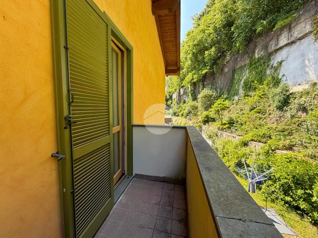 Balcon - Refined Two-Level Apartment with Lake View in Sarnico