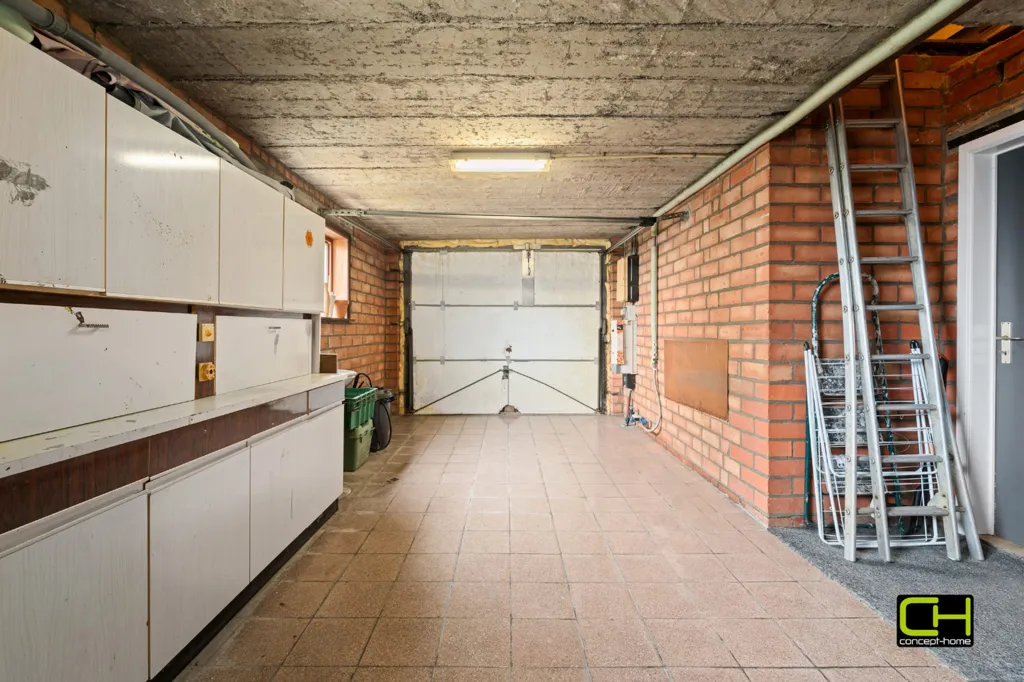 Garage - Spacious House with West-Facing Garden in Zomergem