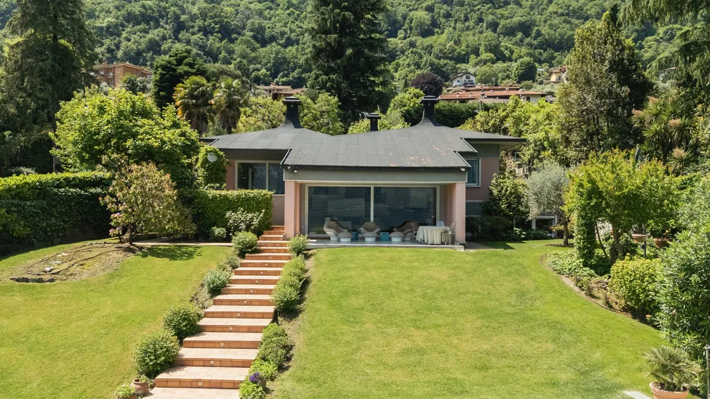 Jardin - Lakefront Villa with Modern Design in Limonta