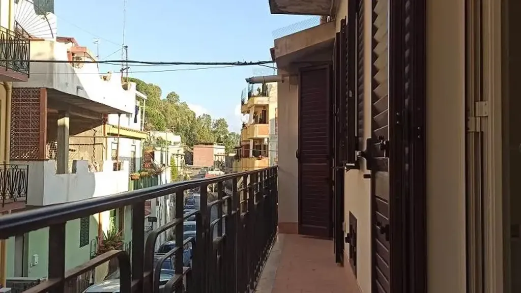 Balcon - Fully Renovated Apartment with Balcony in Messina