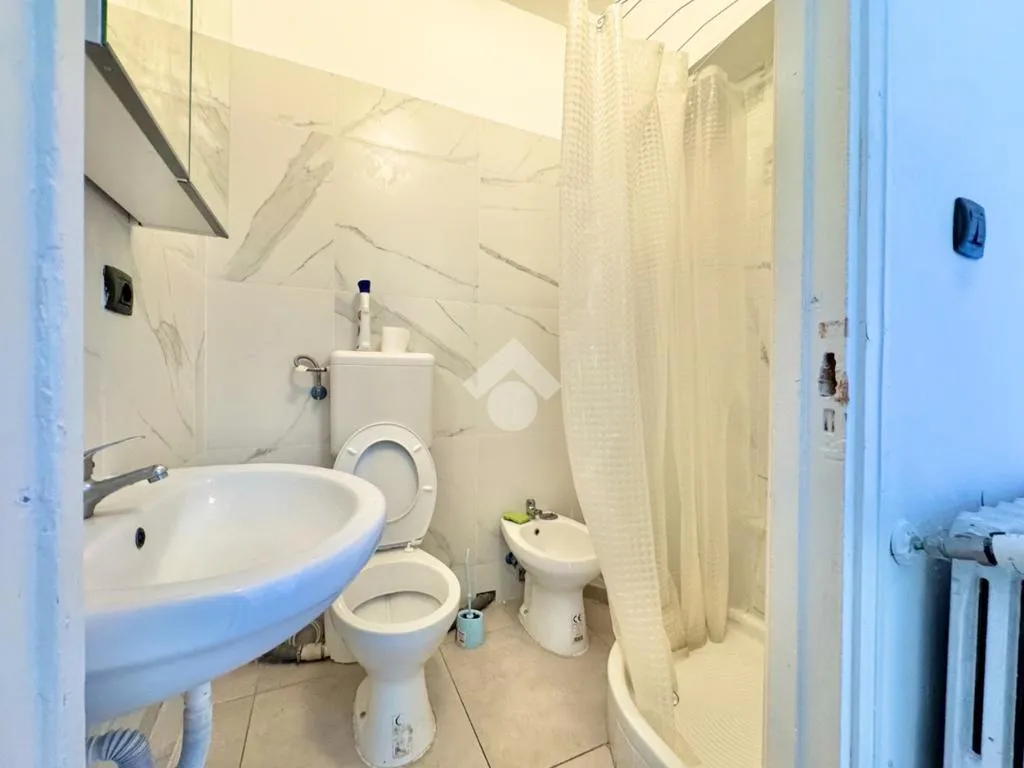 Bathrooms - 4-Room Apartment with Balcony in Bari