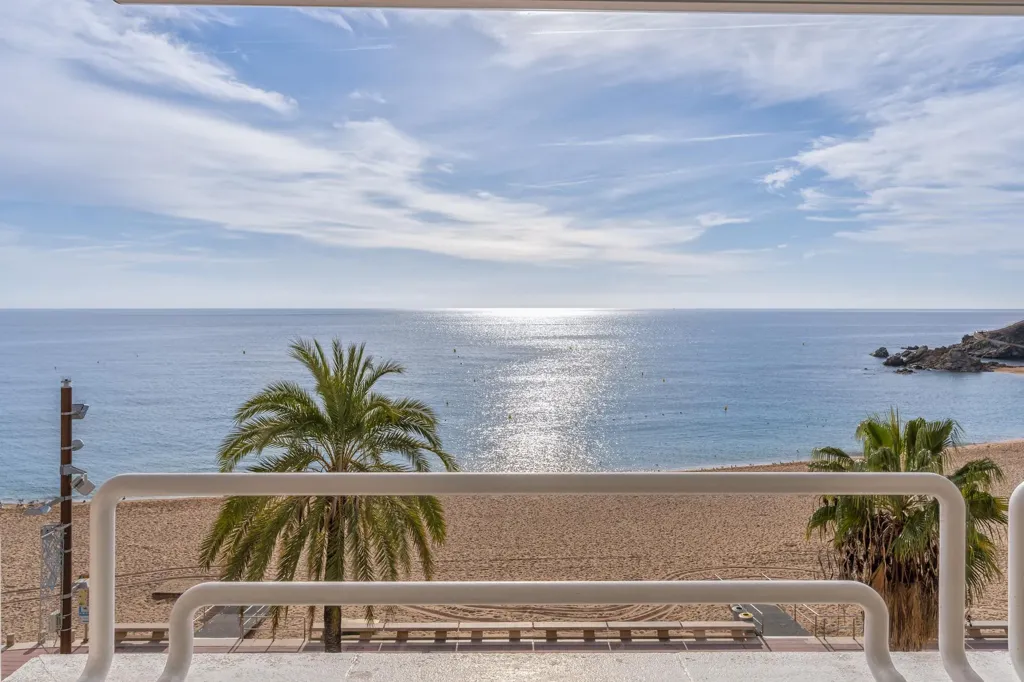 Rõdu - Beachfront Luxury Apartment in Lloret de Mar
