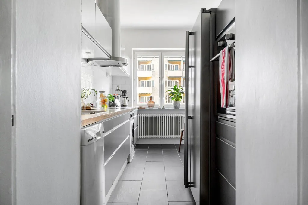 Köök - Apartment with Raised Ceiling near Pildammsparken