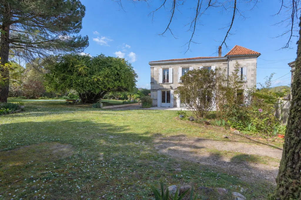 Garden - Luxury House with Pool near Bordeaux