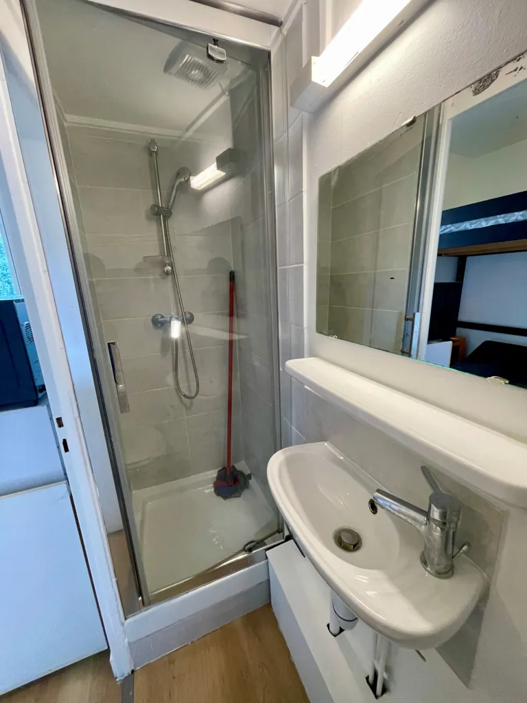 Salles de bain - Studio meublé avec cuisine équipée à Lyon