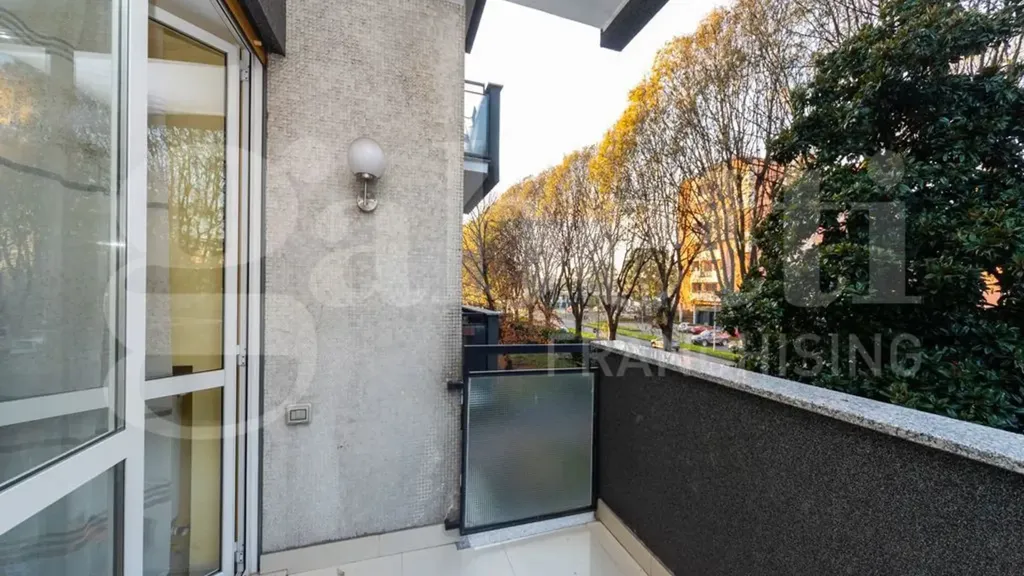 Balcon - Rear-Facing Apartment with Balcony in Monza