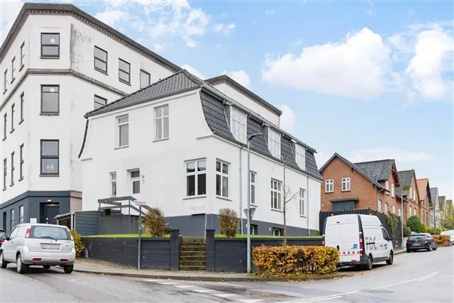 Extérieur - 5-Room Apartment with Shared Garden in Central Location