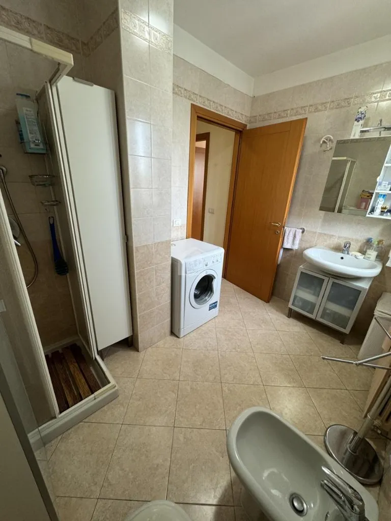 Salles de bain - Bright Trilocale with Balcony in Suzzara