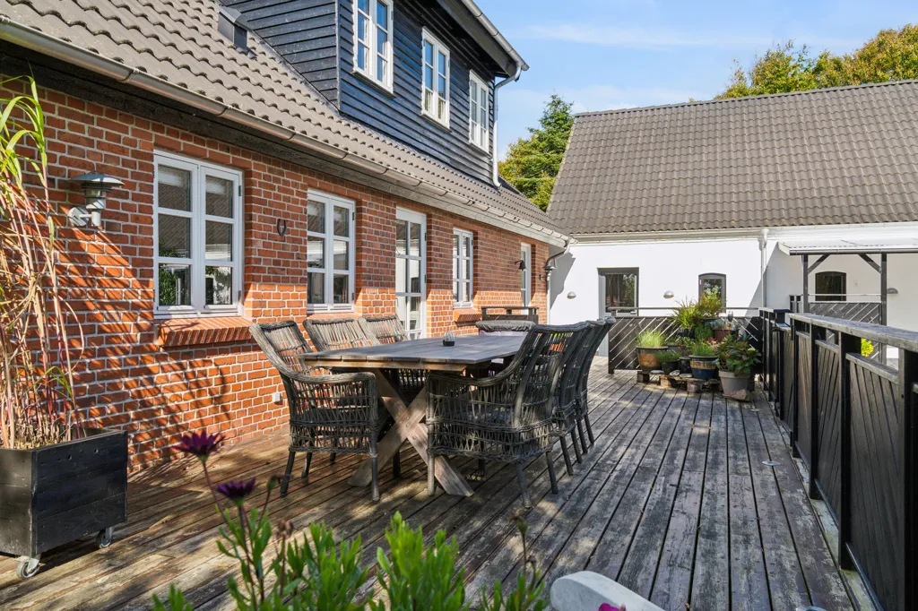 Terrasse - Renovated Farmhouse with Open Fields in Låstrup