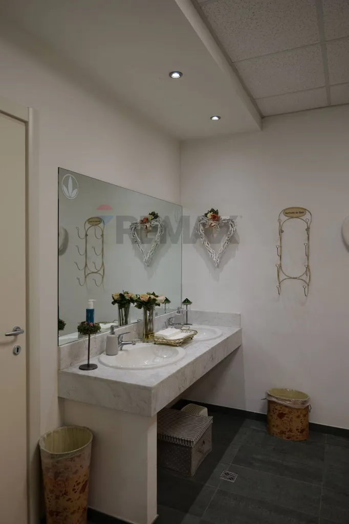 Bathrooms - Professional Space with Parking in Rovereta