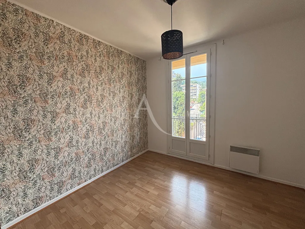 Stanze - 4-Bedroom Apartment with Balconies in Nice