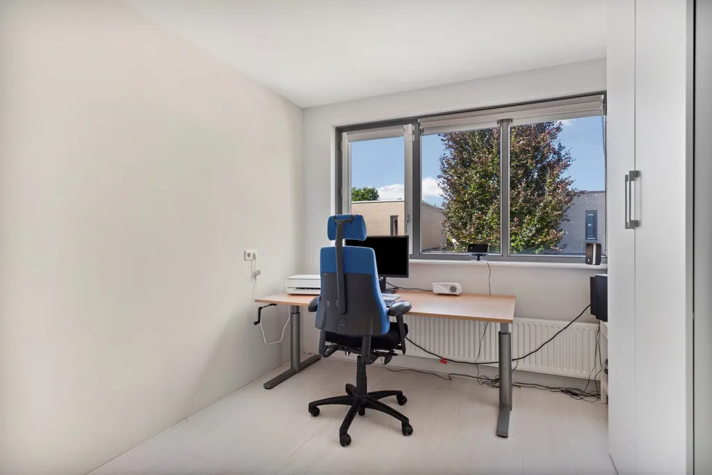 Bureau - Semi-detached House with Garden in Almere
