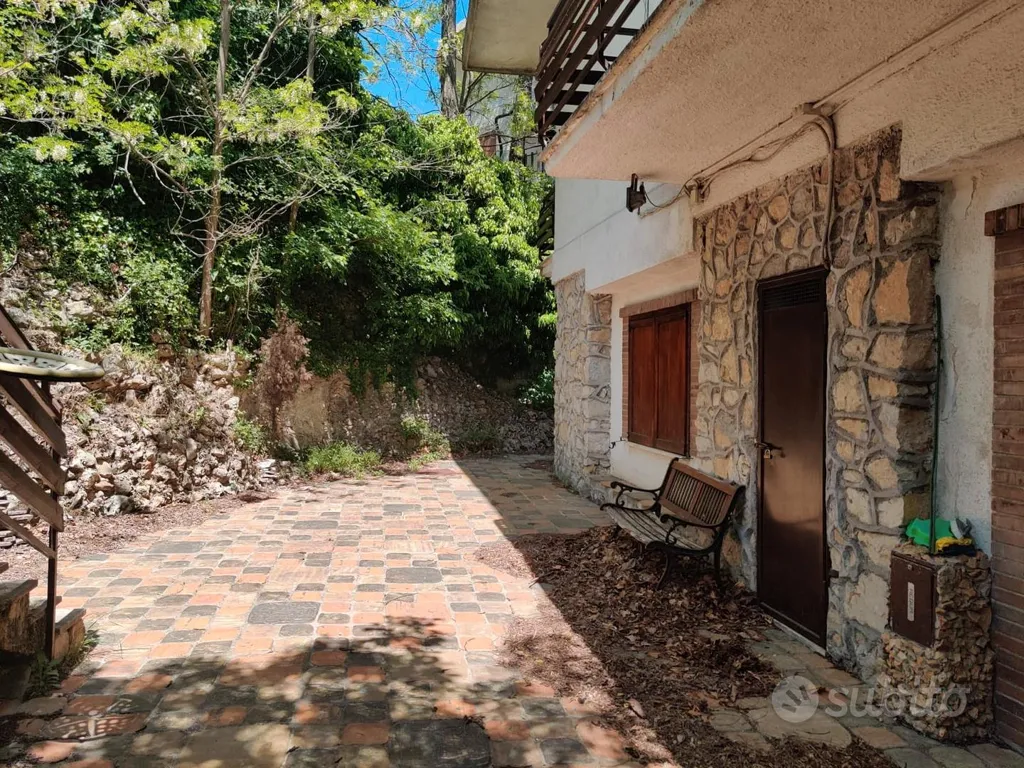 Jardin - Two-Unit Villa with Garden in Tagliacozzo