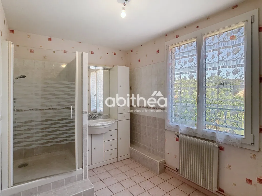 Salles de bain - Maison 3 Chambres avec Jardin au Gond Pontouvre