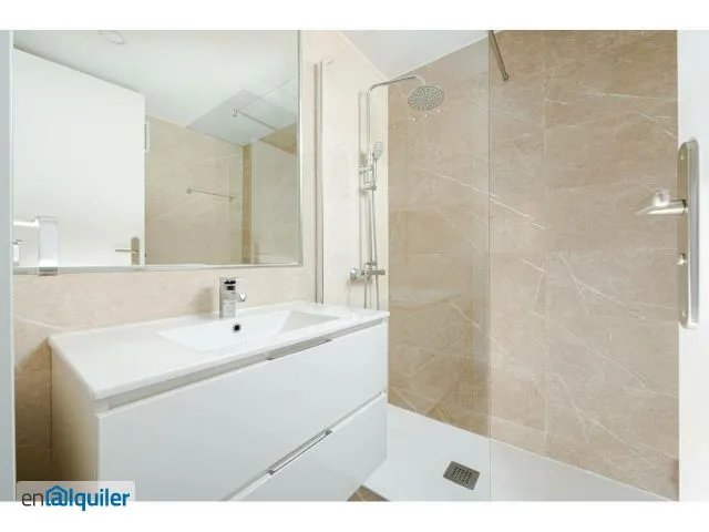 Bathrooms - Studio with Terrace in Salamanca, Madrid