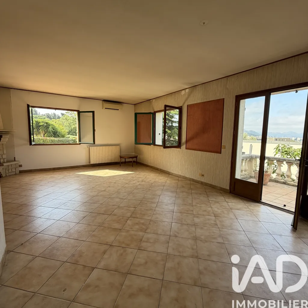 Séjour - Maison avec Fort Potentiel et Grand Terrain à Marseille