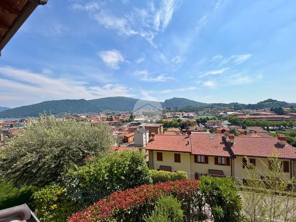 Terrasse - Refined Two-Level Apartment with Lake View in Sarnico