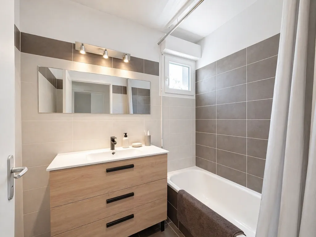 Salles de bain - Appartement F3 avec Jardin à Sathonay-Village