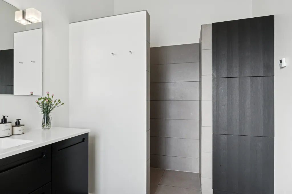 Salles de bain - Modern Villa with Lofted Living Room in Viborg