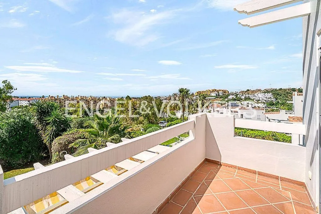Rõdu - Villa with Pool and Sea Views in Estepona