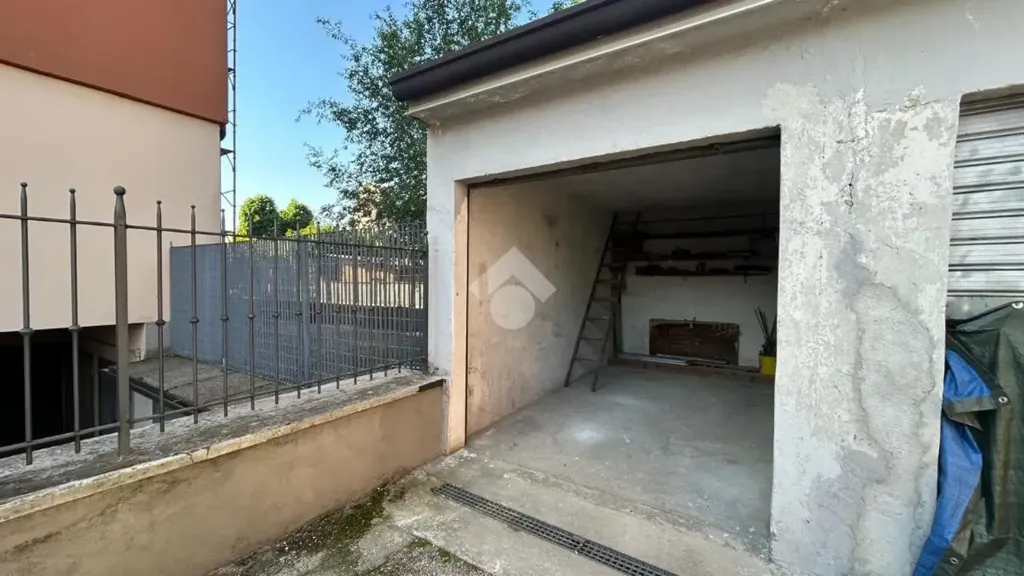 Välivaade - 3-Room Apartment with Balcony in Brescia