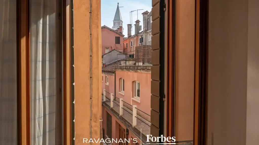 Toad - Canal-Front Apartment in Venice