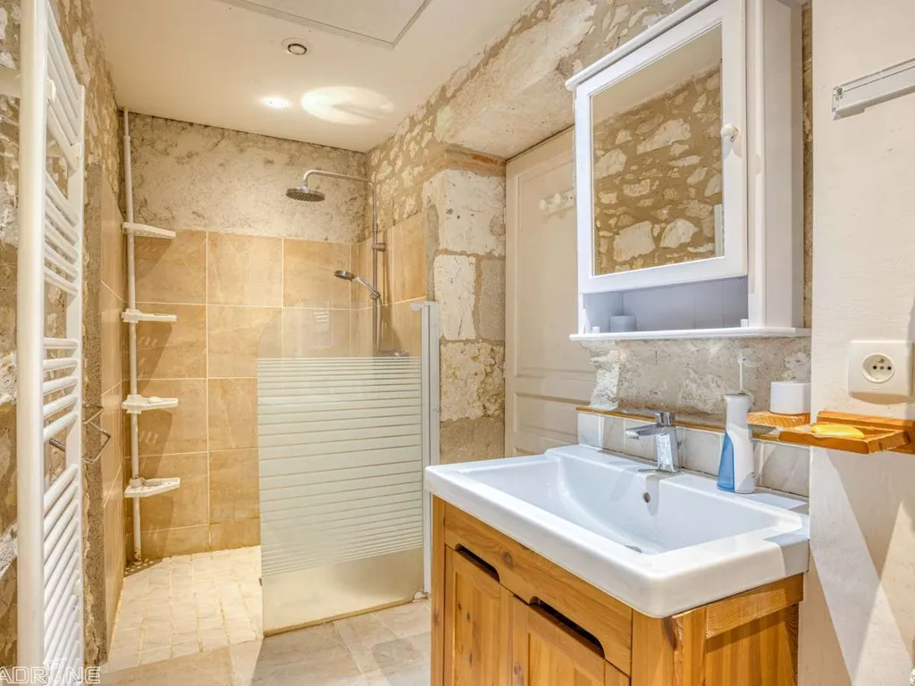 Salles de bain - Maison Rénovée du 17ème Siècle avec Piscine à Castillonnès