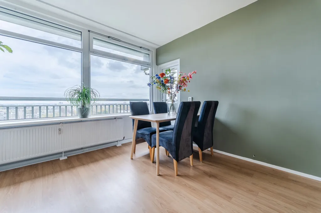 Salle à manger - Bright Two-Bedroom Flat with Panoramic View in Haarlem