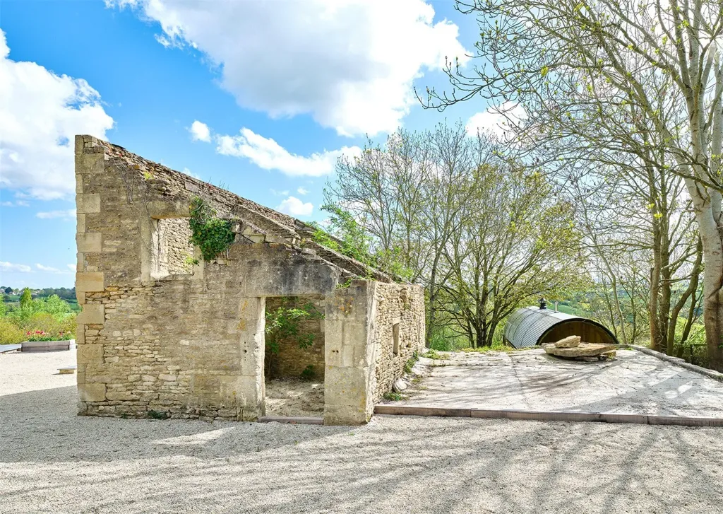 11 magamistoaga maja asukohas Hinton Charterhouse