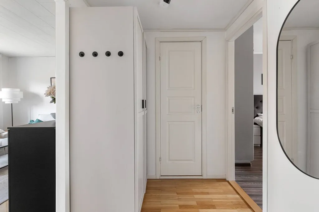Entrée - Renovated Two-Bedroom Flat with West View in Surte
