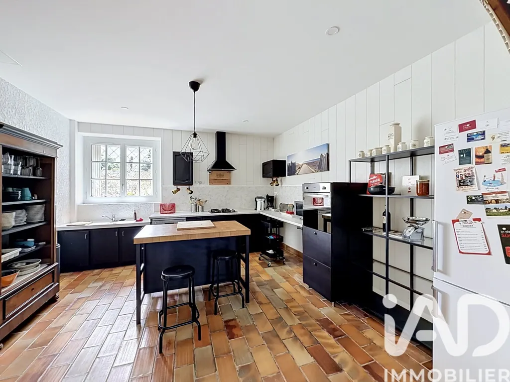 Kitchen - Charming House with Pool in Saint-Seurin-de-Cadourne