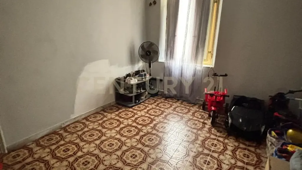 Pièces - Spacious Flat to Renovate in Catania