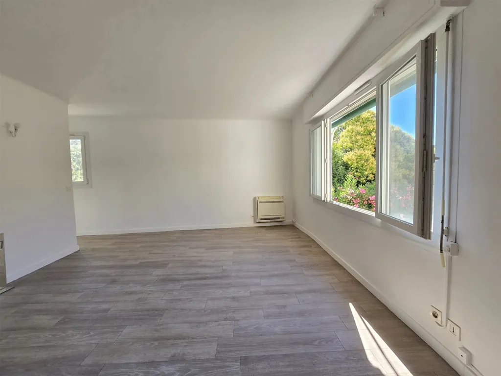 Séjour - Studio Rénové avec Vue Mer à Saint-Raphaël