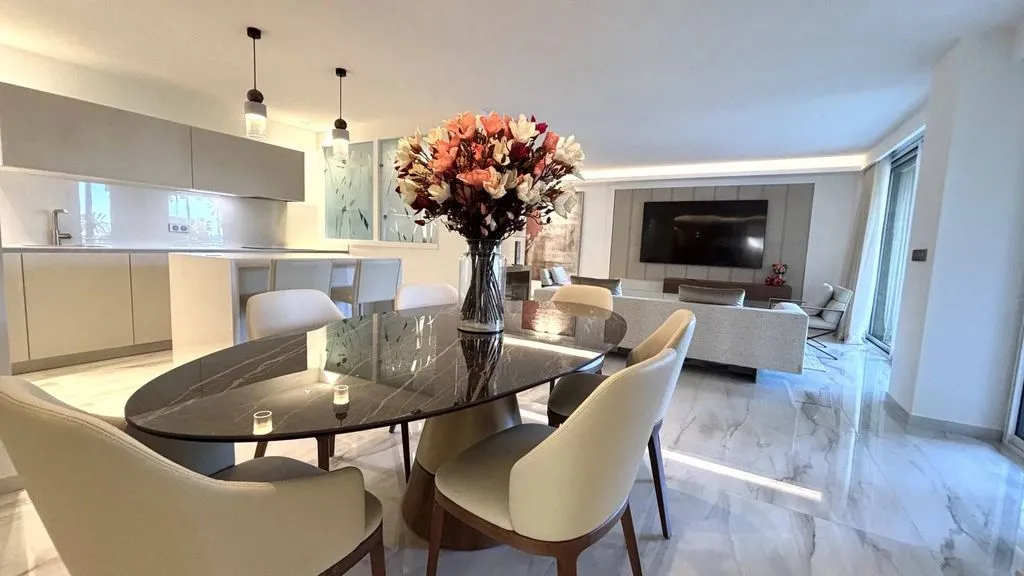 Söögituba - 2-Bedroom Apartment with Sea View in Cannes Croisette