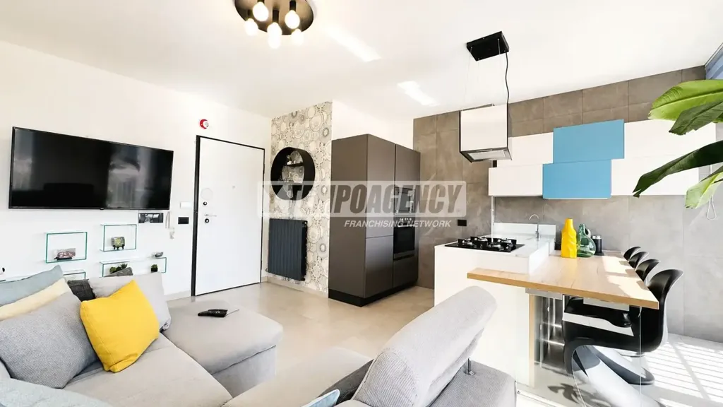 Elutuba - Fully Reworked Triplex with West View in Assago