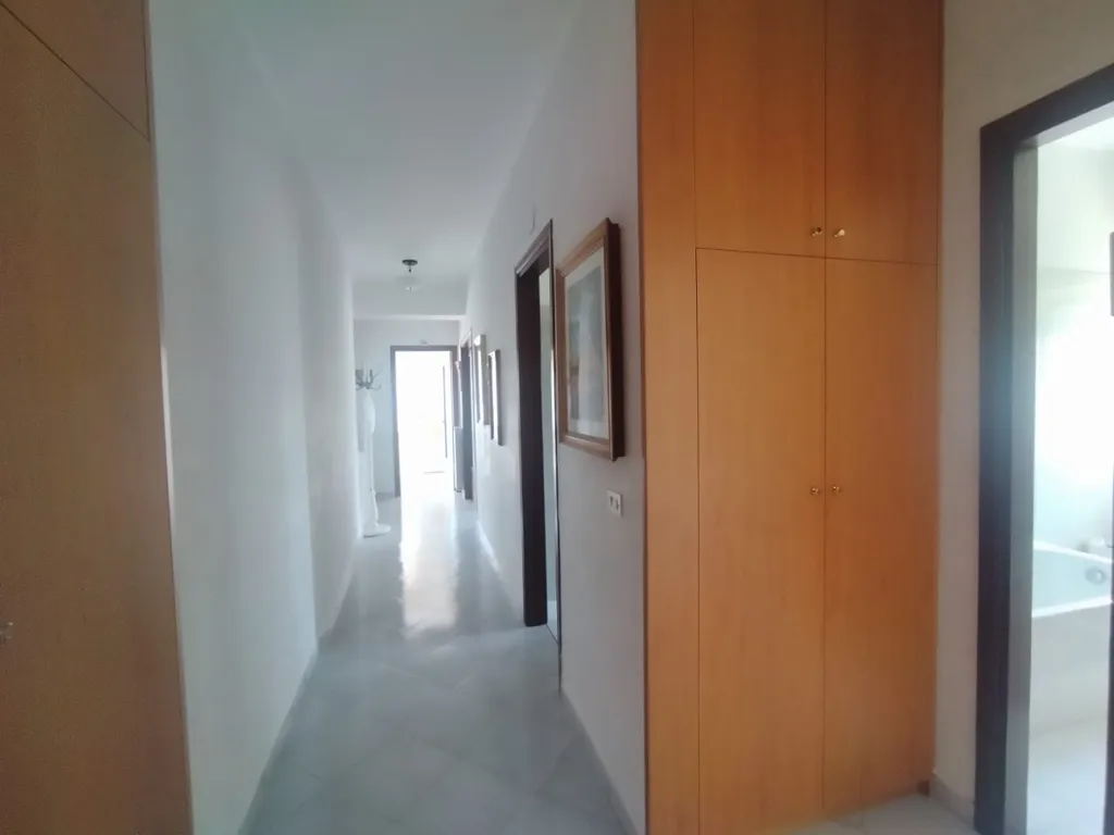 Esik - 3-Bedroom Apartment with Balcony in Messina
